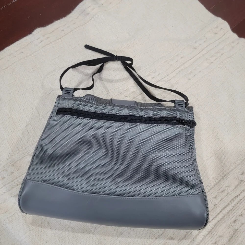 Tumi Men's Nylon with Leather Trim Hanging Toiletry Shaving Zip Bag Gray